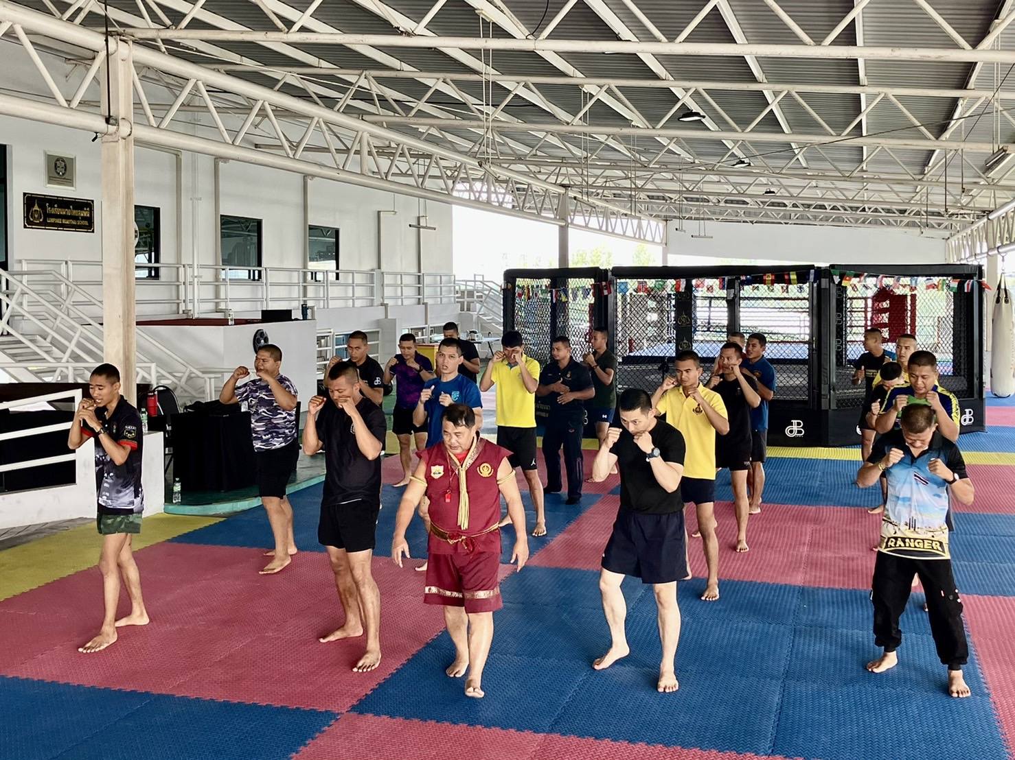 [ภาพของ คลาสเรียนแบบกลุ่ม]